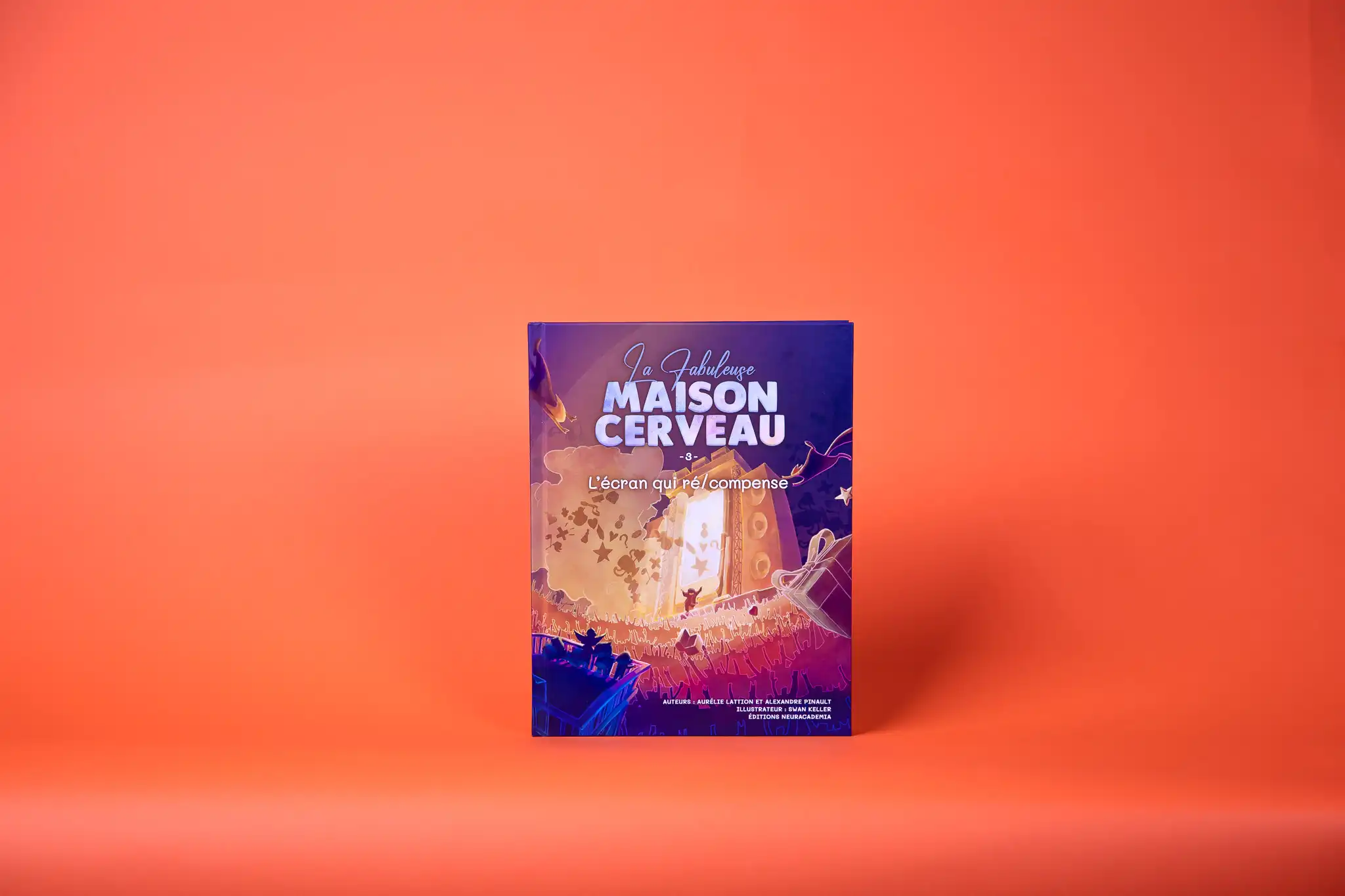 Couverture du livre jeunesse La Fabuleuse Maison Cerveau – Tome 3 : L'écran qui ré/compense, illustrant une porte lumineuse au centre d'un paysage fantastique évoquant le fonctionnement du cerveau face aux écrans.