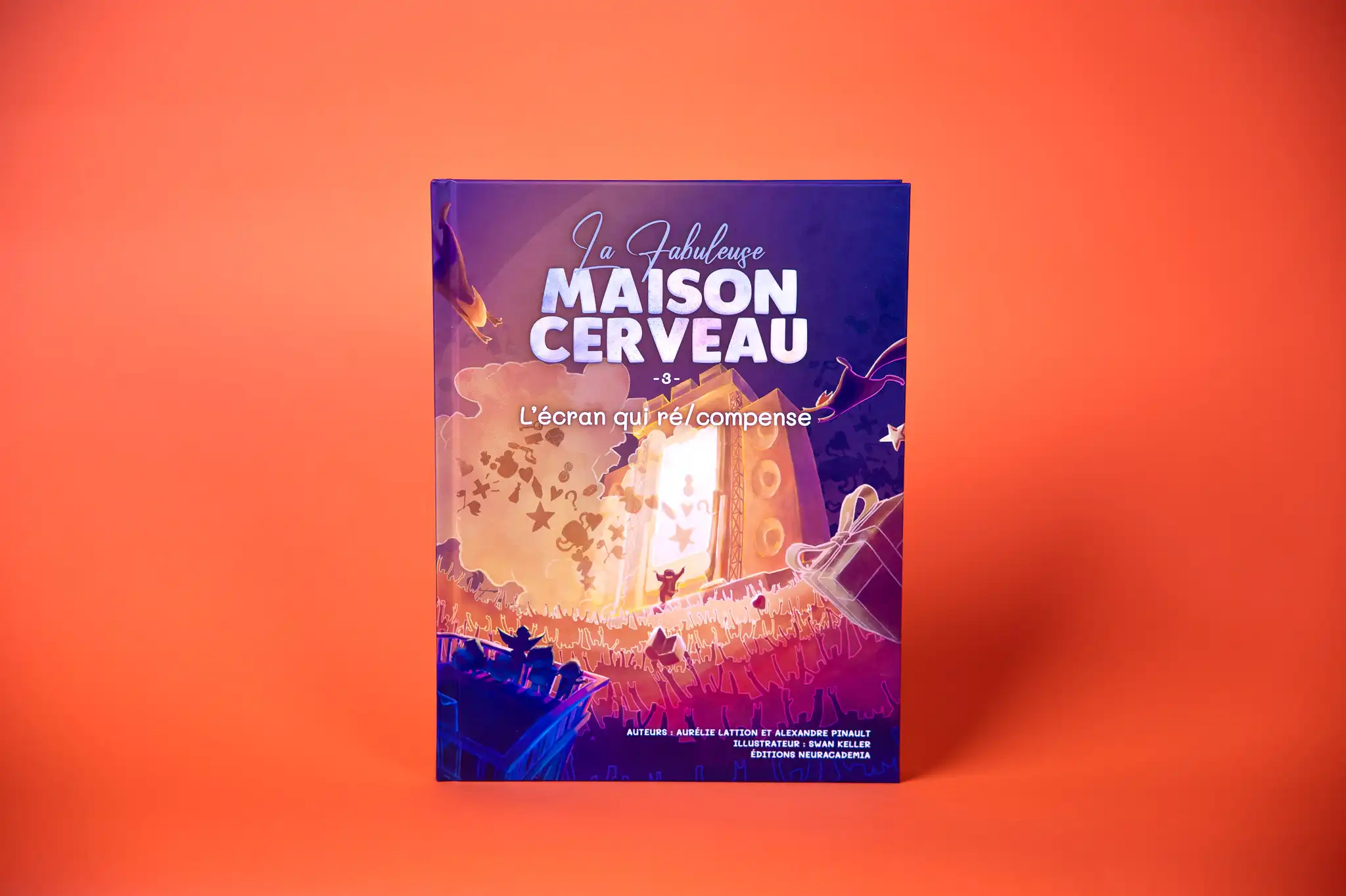 Couverture du livre La Fabuleuse Maison Cerveau – Tome 3 : L'écran qui ré/compense Couverture du livre jeunesse La Fabuleuse Maison Cerveau – Tome 3 : L'écran qui ré/compense, illustrant une porte lumineuse au centre d'un paysage fantastique évoquant le fonctionnement du cerveau face aux écrans.