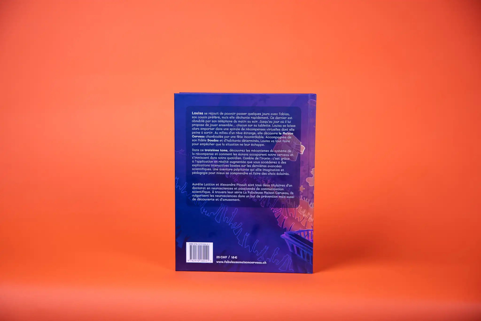 Quatrième de couverture du livre La Fabuleuse Maison Cerveau – Tome 3 : L'écran qui ré/compense présentant le résumé de l'histoire ainsi que les informations sur les auteurs.